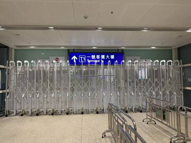 香港國際機場伸縮門.jpg